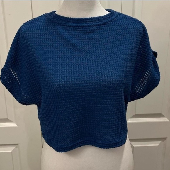 Tops - ✨Medium Textured cropped Top cobalt blue short sleeve crew neck